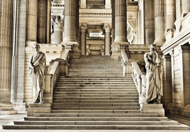 Fachada de un Palacio de Justicia.